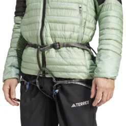 Plumífero Con Capucha Adidas Terrex Techrock -Equipo Al Aire Libre adidas ip1479 7 apparel on model detail view 2 white